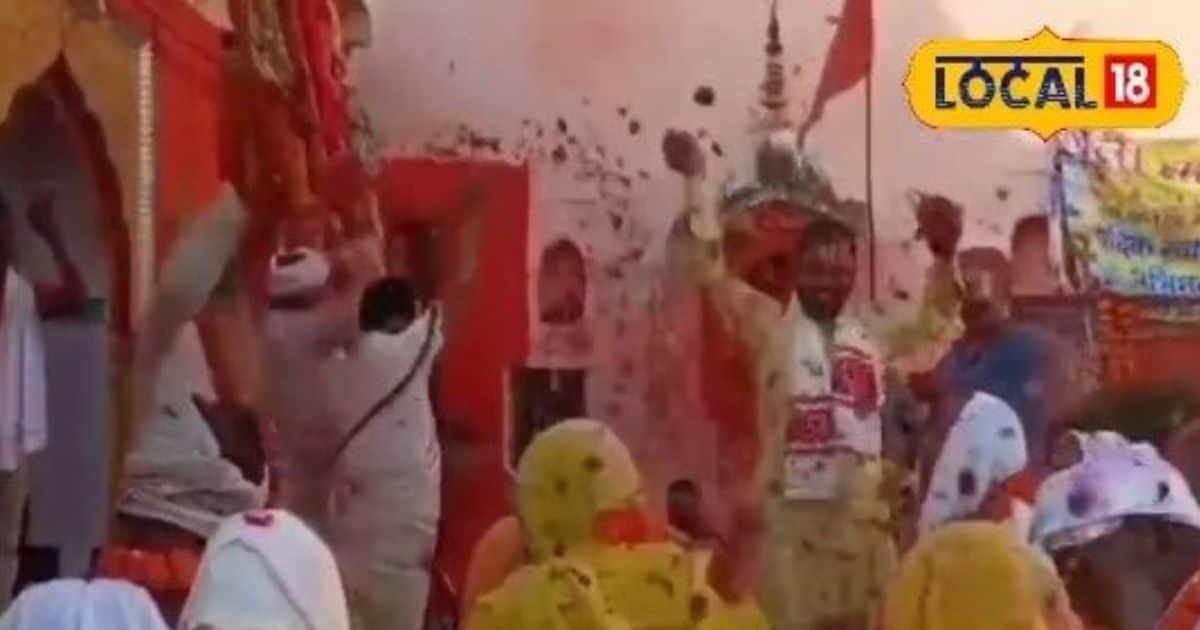 Holi 2025: होली के रंगों से सराबोर हुआ चित्रकूट, रंगों के साथ साधु-संतों…
