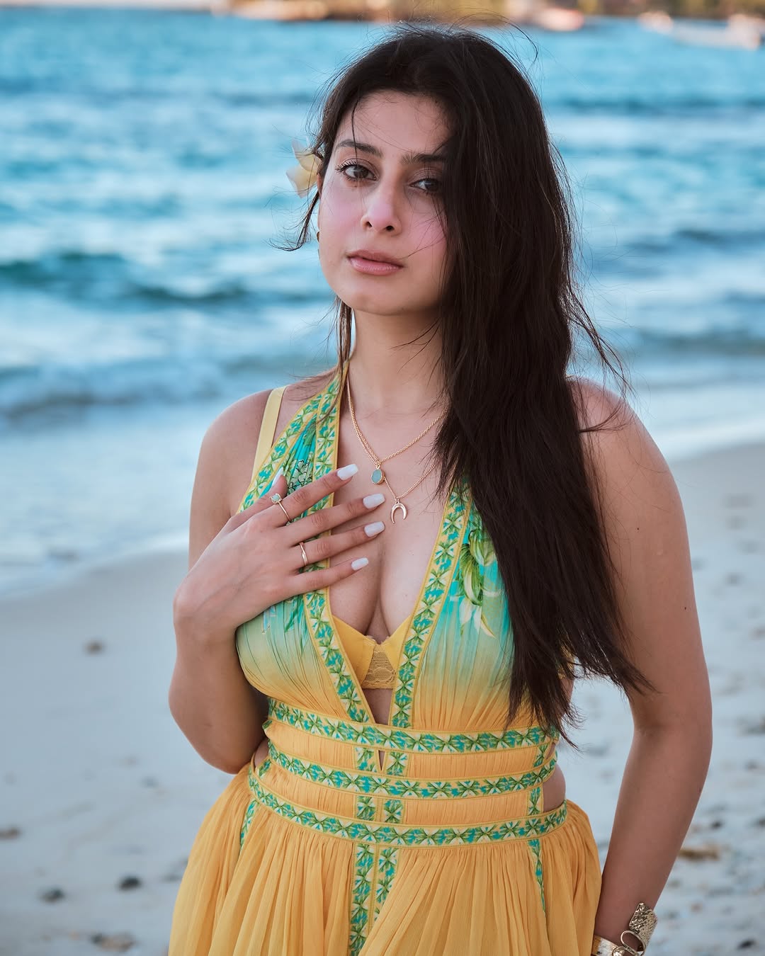 famous TV actress Isha Malviya reached to visit Sant Premanand ji