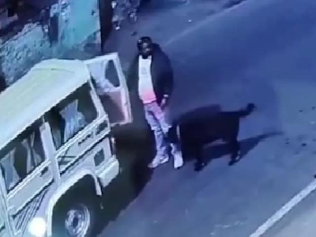 सूनसान पड़ा था रास्ता, आधी रात में आए कुछ लोग, कर दिया ऐसा कांड, अब... सूनसान पड़ा था रास्ता, आधी रात में आए कुछ लोग, कर दिया ऐसा कांड, अब...