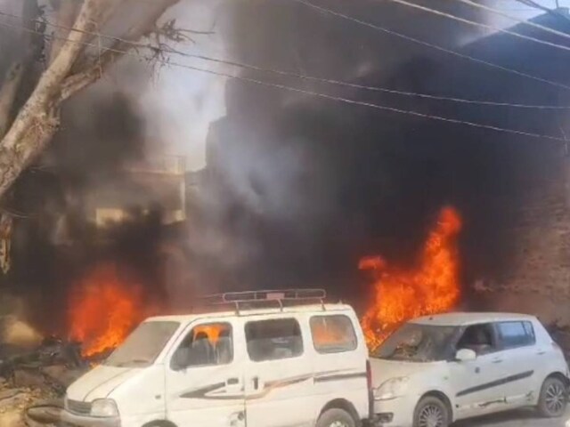 धदकी ने ऐसी आग लगाई कि 94 बाइक एक साथ जला दी गईं, लोगों को छोड़ दिया गया