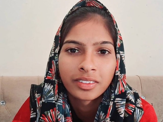 बेटी के प्यार की खिचड़ी में परिवार ने डाली 'मिर्ची', जानें फिर क्या हुआ... बेटी के प्यार की खिचड़ी में परिवार ने डाली 'मिर्ची', जानें फिर क्या हुआ...