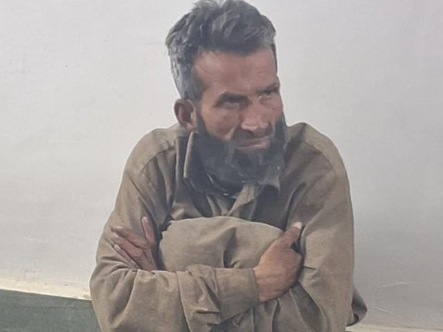 सीमा पर गंदे कपड़ों में भारत में घुसता दिखा शख्स,BSF ने ललकारा तो किया सरेंडर सीमा पर गंदे कपड़ों में भारत में घुसता दिखा शख्स,BSF ने ललकारा तो किया सरेंडर