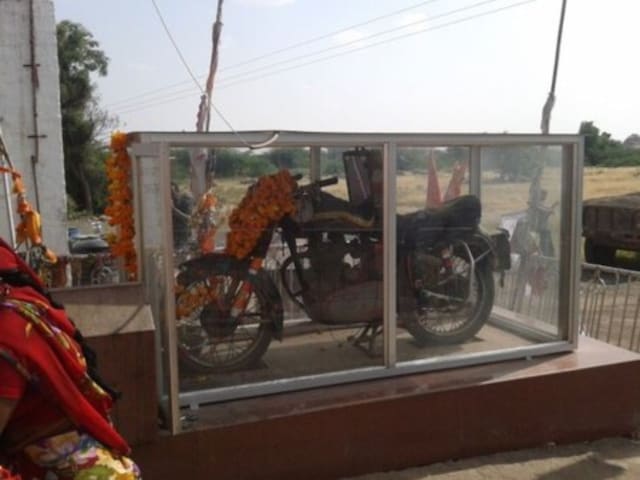 इस मंदिर में भगवान की जगह Royal Enfield Bullet की होती है पूजा