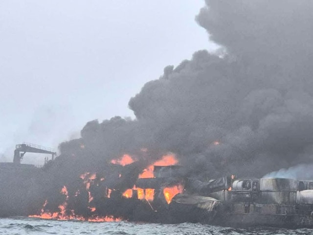 When the fire broke out in the middle, tankers filled with oil, many countries came in tension When the fire broke out in the middle, tankers filled with oil, many countries came in tension