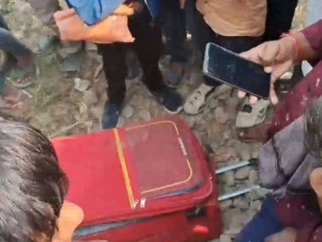 बिहार के इस स्टेशन पर लाल सूटकेस को घेर कर खड़ी थी भीड़, तभी आई पुलिस और...