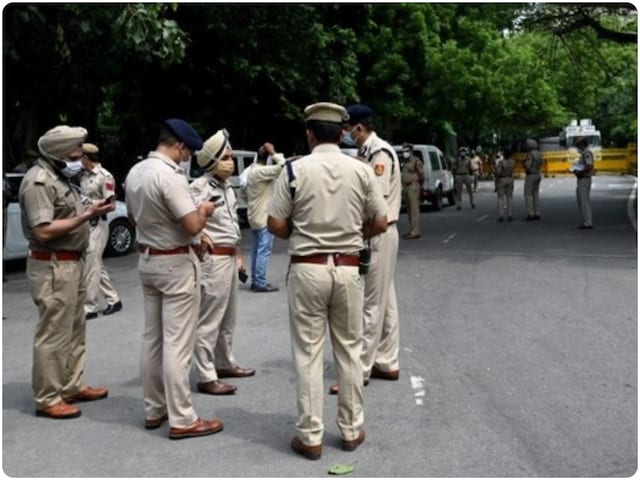 बदरपुर में बुराड़ी जैसी घटना, PCR कॉल पर पहुंची पुलिस, घर में घुसते ही हुई दंग बदरपुर में बुराड़ी जैसी घटना, PCR कॉल पर पहुंची पुलिस, घर में घुसते ही हुई दंग