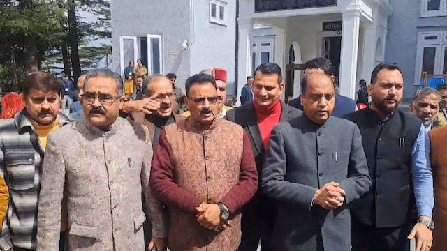 CM की पत्नी के विस क्षेत्र में पैसे बांटने पर हंगामा, BJP MLAs का वॉकऑउट