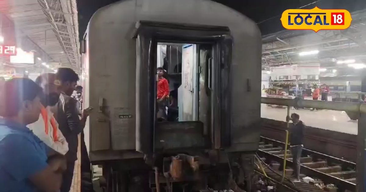 Last night Nandan Kanan Express divided into 2 parts in DDU know how is ...