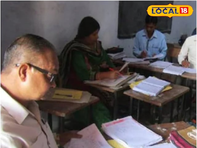 UP बोर्ड परीक्षा की कॉपी में छात्र ने लिखी ऐसी गजब की बात, पढ़कर हैरत में पड़ गए टीचर UP बोर्ड परीक्षा की कॉपी में छात्र ने लिखी ऐसी गजब की बात, पढ़कर हैरत में पड़ गए टीचर