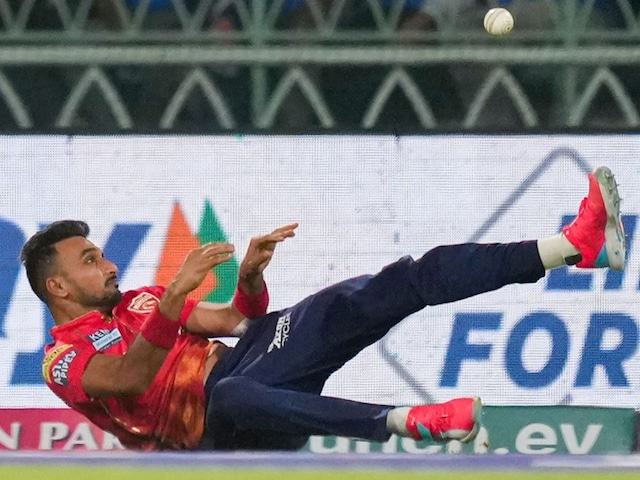 VIDEO: Harshal caught a catch by running 31 meters, umpire dismissed yet VIDEO: Harshal caught a catch by running 31 meters, umpire dismissed yet