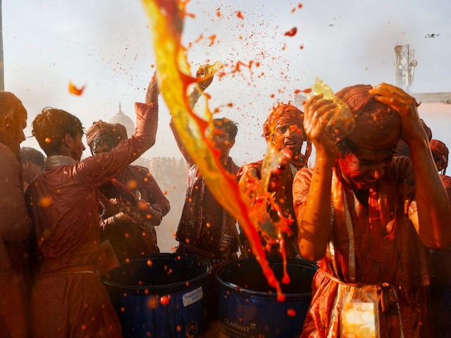 होली है! फागुन की मस्ती, रंगों का उमंग, पूरा देश मना रहा जश्न