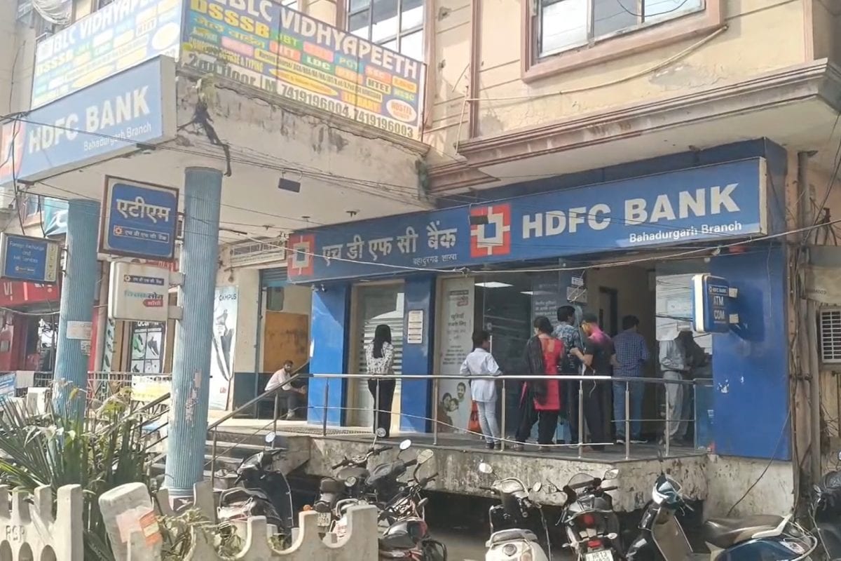 HDFC बैंक से आढ़ती ने निकाले 22 लाख रुपये बदमाशों ने लूट लिए