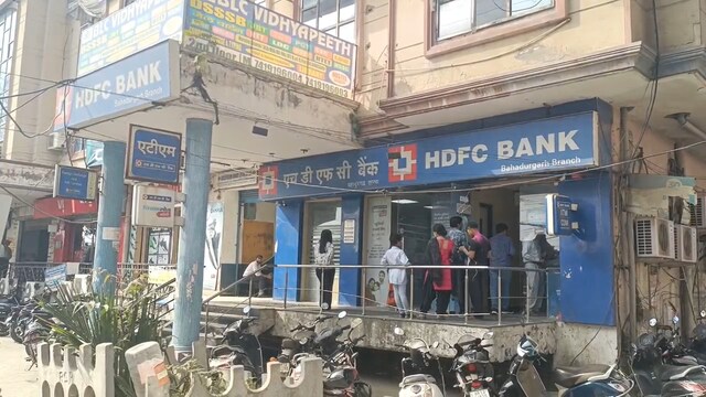 HDFC बैंक से आढ़ती ने निकाले 22 लाख रुपये, बदमाशों ने लूट लिए