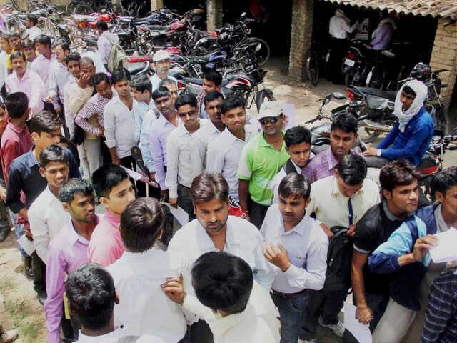 देश में बढ़ती बेरोज़गारी से परेशान युवा