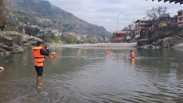 देर रात तक फोन चला रही थी बेटी, पिता ने डांटा तो ब्यास में कूदी, मौत