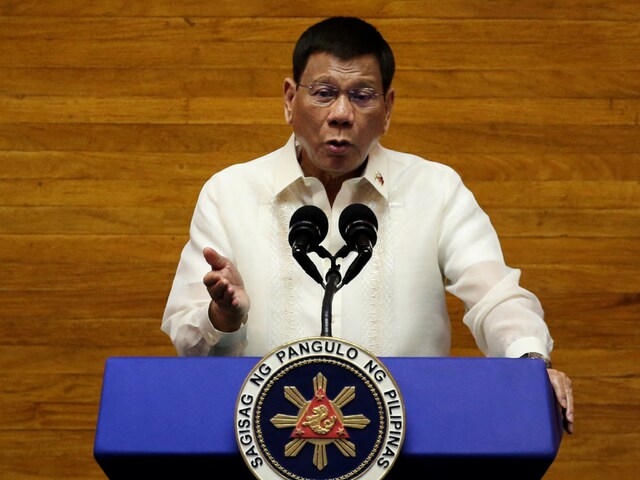 फिलीपींस के पूर्व राष्ट्रपति एयरपोर्ट पर गिरफ्तार, देश में लौटते ही लगी हथकड़ी