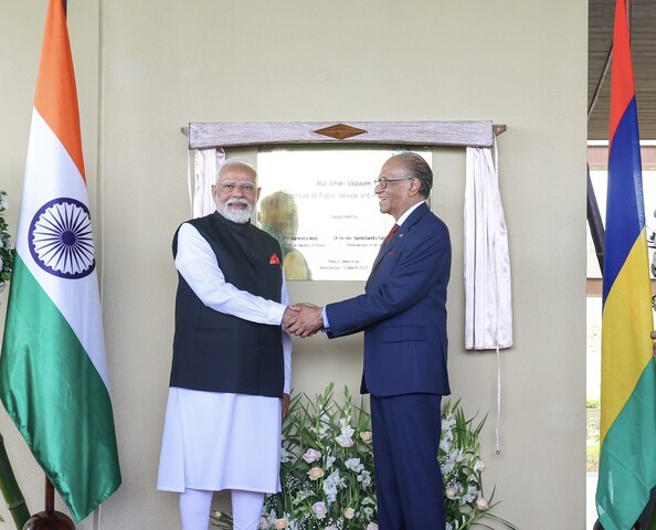 मॉरीशस दौरे पर पीएम मोदी, 'मदर ऑफ डेमोक्रेसी' की ओर से की उपहारों ही बारिश