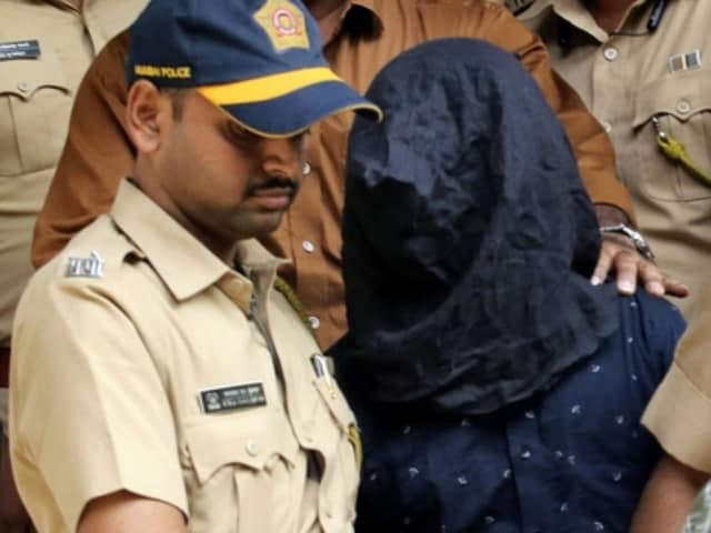 गली-गली ठेला लेकर घूमती थी महिला, खटाखट छाप लेती थी लाखों, घर देख पुलिस हैरान