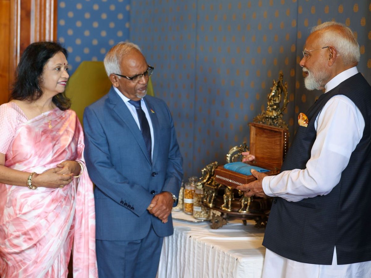 PM Modi Mauritius Visit , पीएम मोदी मॉरीशस दौरा , Narendra Modi , प्रधानमंत्री नरेंद्र मोदी , Mauritius President , मॉरीशस के राष्ट्रपति , Banarasi Saree , बनारसी साड़ी , bihari makhana , बिहारी मखाना , गुजराती डिब्बा , पीएम मोदी की मॉरीशस यात्रा न्यूज , प्रयागराज महाकुंभ , संगम का पानी, गंगा जल लेकर पहुंचे मॉरीश पहुंचे पीएम मोदी , बिहारी मखाना
