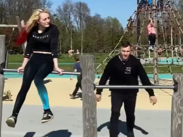Single-bar-stunts-001-2025-03-8ef248b97f41639e8bb22575ebb603ae The boy was becoming smarter, in response the girl did such a stunt, the head turned around!