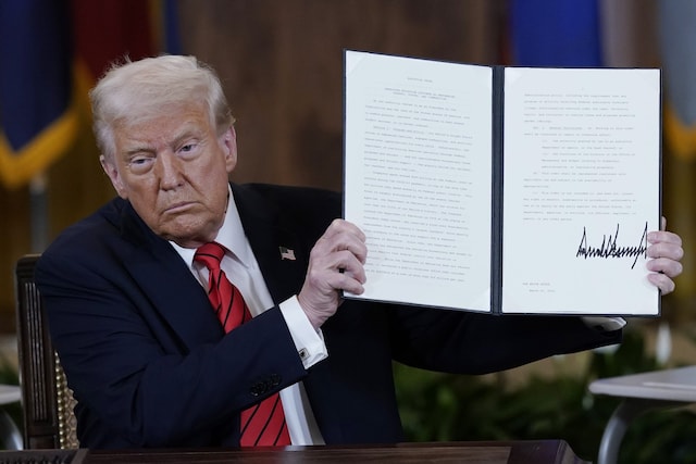 Education department locked in America, Donald Trump runs pen on order Education department locked in America, Donald Trump runs pen on order