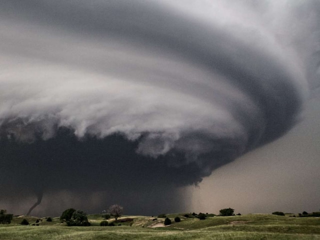 Stormy havoc at a speed of 160 km/h! Threats of tornado, icy storm and fire in US Stormy havoc at a speed of 160 km/h! Threats of tornado, icy storm and fire in US