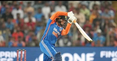 अभिषेक शर्मा ने साउथ अफ्रीका के खिलाफ दूसरे टी20 मैच के दौरान रिकॉर्ड बुक में अपना नाम दर्ज करा लिया. वे एक कैलेंडर ईयर में 50 टी20 इंटरनेशनल छक्के लगाने वाले दूसरे भारतीय क्रिकेटर बन गए. अभिषेक ने गुरुवार को मुल्लांपुर में साउथ अफ्रीका के खिलाफ 214 रन के टारगेट का पीछा करते हुए भारत के लिए पारी की शुरुआत की और 8 गेंदों पर 17 रन बनाए. उन्होंने इस दौरान दो छक्के लगाए. अभिषेक का दूसरा छक्का 2025 के 19वें T20 इंटरनेशनल मैच में उनका 50वां छक्का था.