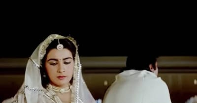 Amrita Singh's Advances on Vinod Khanna in Dharmendra's Blockbuster Song, Immortalized by Alka Yagnik
