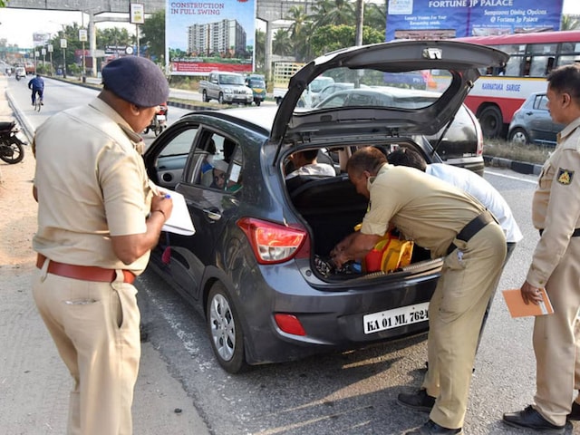 पुलिस ने रोका तो युवक दिखाने लगा गर्मी, फिर कार से जो निकला- फटी रह गई आंखे पुलिस ने रोका तो युवक दिखाने लगा गर्मी, फिर कार से जो निकला- फटी रह गई आंखे
