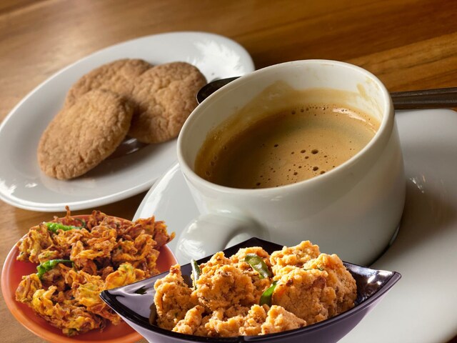 चाय से भी खतरनाक है इसके साथ खाने वाले स्नैक्स, फिट रहना चाहते हैं तो...