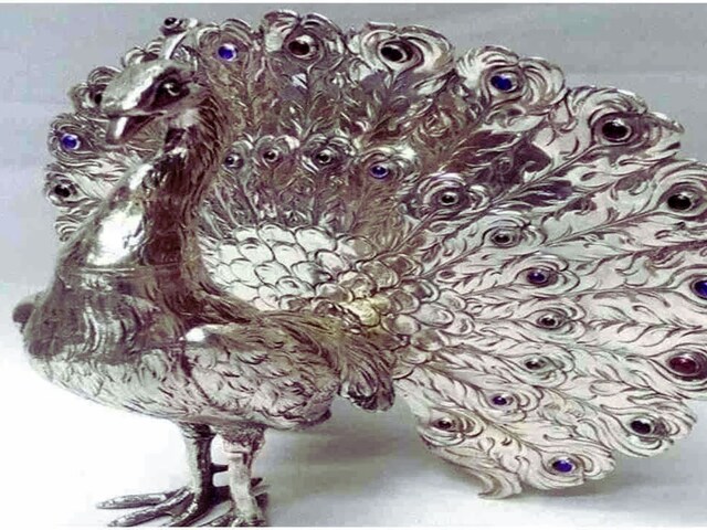 व्यापार में तरक्की के लिए घर में यहां रखें चांदी का मोर, होगी भाग्योन्नति