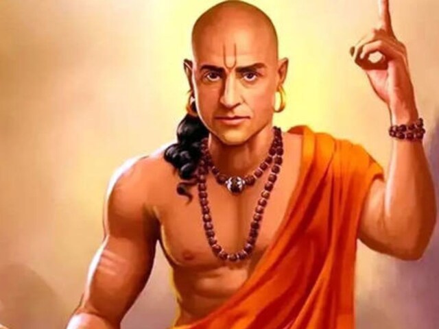 Chanakya Niti: इन 3 परिस्थितियों में घबराने वाले नहीं कर पाते तरक्की