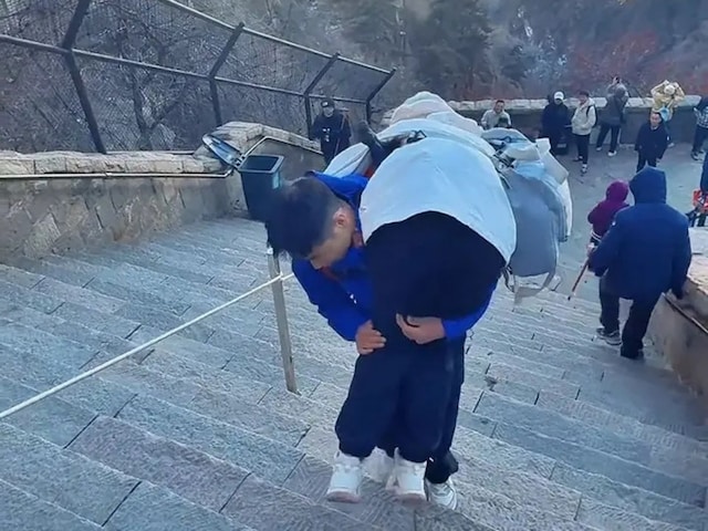 chinese-man-carry-women-on-shoulder-1-2025-03-3842b9d13f0fd48415b677e0c8f283c9 The person climbs the mountain by loading women on the back, climbs twice a day, earnings up to 36 lakhs!