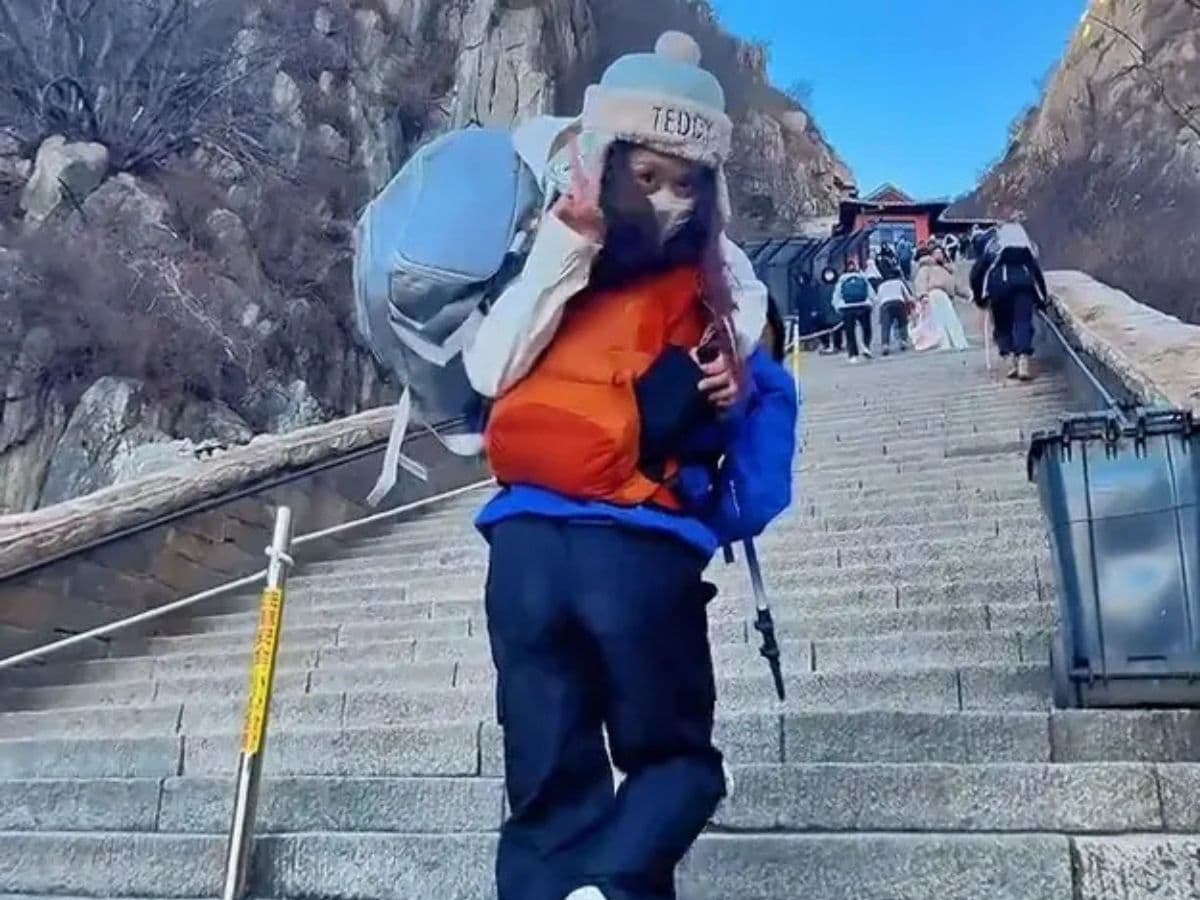 chinese-man-carry-women-on-shoulder-2025-03-1639fdcb11565d2f16dc21f627ea7f64 The person climbs the mountain by loading women on the back, climbs twice a day, earnings up to 36 lakhs!