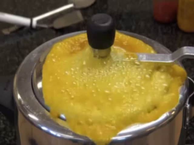 कुकर से बाहर निकल जाता है पानी? दाल बनाते समय अक्सर आपके साथ भी होता है ऐसा ही