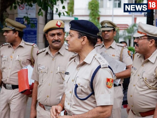 Delhi: ड्रग्स-हथियार रैकेट का भंडाफोड़, लीला होटल के पास से एक तस्कर गिरफ्तार Delhi: ड्रग्स-हथियार रैकेट का भंडाफोड़, लीला होटल के पास से एक तस्कर गिरफ्तार