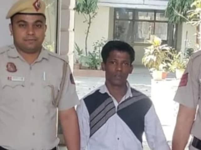 पुलिस के हत्थे चढ़ा पॉटी बदमाश, जेल से बचने के लिए पैंट में देता था हग, फिर पुलिस के हत्थे चढ़ा पॉटी बदमाश, जेल से बचने के लिए पैंट में देता था हग, फिर