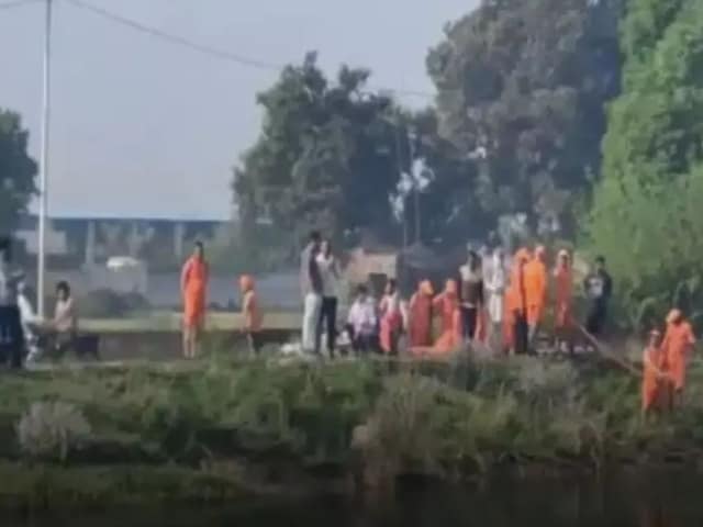 पत्नी से हुआ झगड़ा, गुस्से में 7 साल की बेटी को लेकर गया बाहर, फिर जो हुआ... पत्नी से हुआ झगड़ा, गुस्से में 7 साल की बेटी को लेकर गया बाहर, फिर जो हुआ...