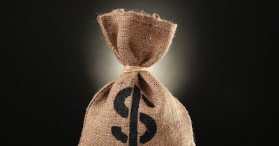 डॉलर के मुकाबले रुपया रिकॉर्ड निचले स्‍तर पर  पहुंच गया है. 