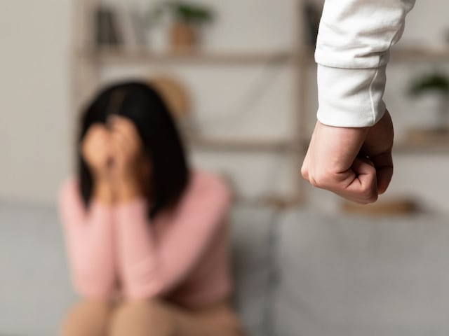 गर्भवती पत्नी ने पानी के लिए कहा, पति ने कुएं में धकेल दिया, ऐसे बचे गर्भवती पत्नी ने पानी के लिए कहा, पति ने कुएं में धकेल दिया, ऐसे बचे