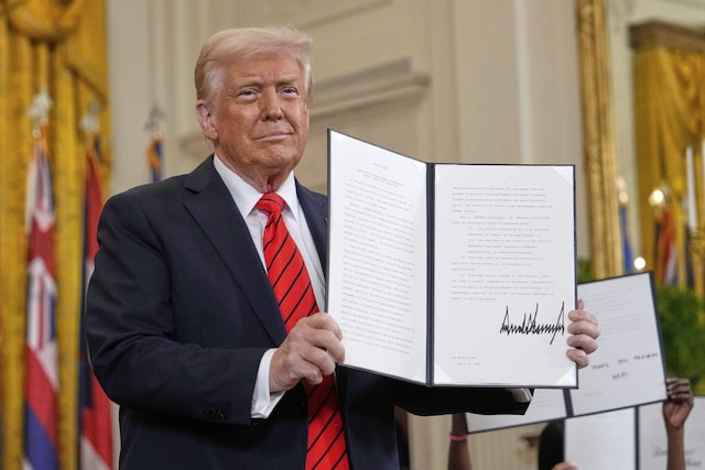 Another Tughlaqi decree of Trump, 5.32 lakh homeless, will the President make the USA deserted? Another Tughlaqi decree of Trump, 5.32 lakh homeless, will the President make the USA deserted?