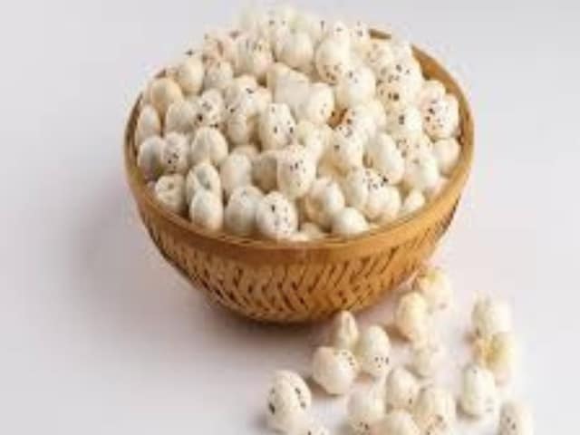 सेहत बनाने के लिए भर-भरकर खा रहे हैं मखाना, तो इन समस्याओं को बैठे-बिठाए दे रहे हैं बुलावा सेहत बनाने के लिए भर-भरकर खा रहे हैं मखाना, तो इन समस्याओं को बैठे-बिठाए दे रहे हैं बुलावा