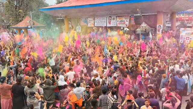 पहाड़ की अनोखी होली:कुवारों के लिए स्पेशल, जिसे शादी की जल्दी, वो यहां आता है!