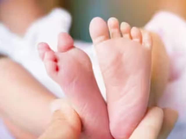 यहां तीसरी संतान बेटी हुई तो मिलेंगे 50,000 रुपये! सांसद ने दिया लोगों को ऑफर यहां तीसरी संतान बेटी हुई तो मिलेंगे 50,000 रुपये! सांसद ने दिया लोगों को ऑफर