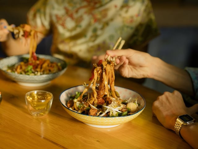 instant-noodles-2025-03-e5fea528311d7bdc75845ab54a21511a Forget 2 minutes, this shop feeds by cooking noodles in just 48 seconds, expenses are very low!