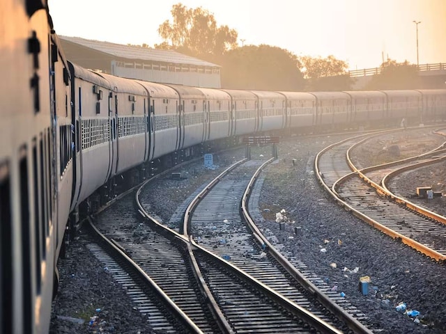 IRCTC पर टिकट बुक करना IIT से ज्यादा मुश्किल, NASA वैज्ञानिक के भी छूटे पसीने!