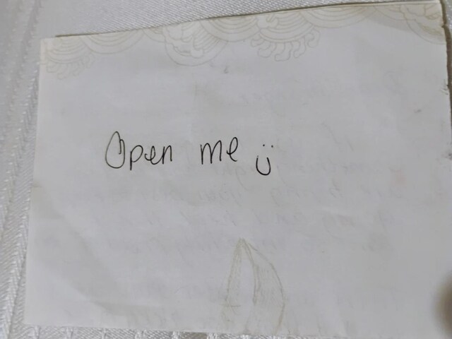 man-found-letter-on-bus-stand-2025-03-b691de227f1708b6cdf9cf34ff272826 The person got the paper trapped in the bus stand chair, it was written above- 'Open me', I have seen inside and smiled!