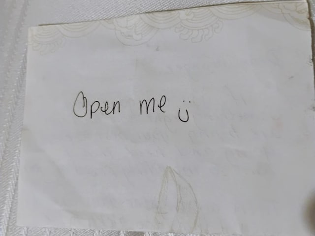 man-found-letter-on-bus-stand-2025-03-b691de227f1708b6cdf9cf34ff272826 The person got the paper trapped in the bus stand chair, it was written above- 'Open me', I have seen inside and smiled!