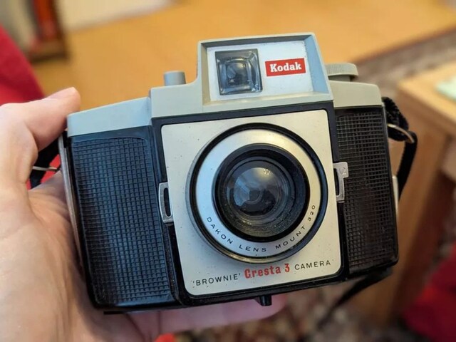 man-open-old-camera-gifted-by-son-1-2025-03-551074e3af110d3e936eb97c703d3133 Son bought an old camera, gift to father, man opened and looked, got 50 years old mystery inside!