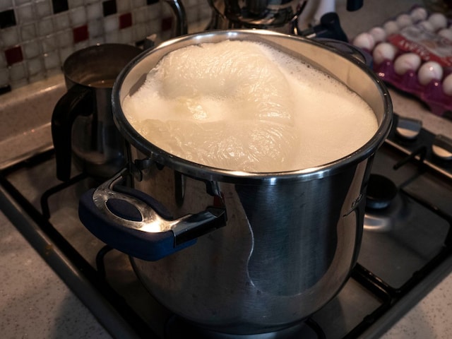 Often milk disintegrates on gas while boiling? There is no need to stand staring! Often milk disintegrates on gas while boiling? There is no need to stand staring!